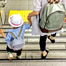 コロナ禍の子連れ外出、マザーズバッグに必要なものは?