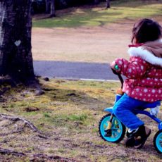 三輪車はいつから乗れる？メリット・デメリットは？