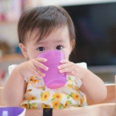 赤ちゃんのストロー卒業・コップデビュー!最初のコップどれにする?
