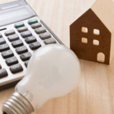 電気料金の値上げ!?全世帯対象の再エネ賦課金とは?