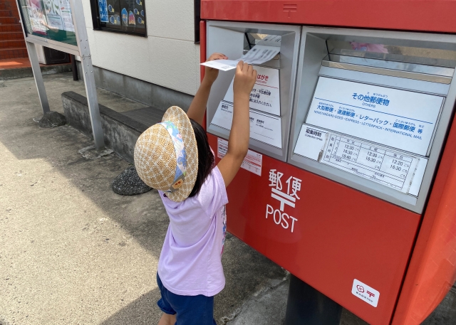 【敬老の日】会えないなら手紙を書こう！</br>～洋封筒の書き方・ハガキの無料素材・オリジナル切手とは？～